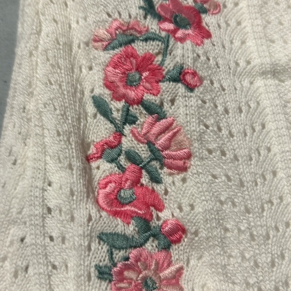 NWT. Sugar Thrillz. Embroidered skirt. Size Xs - Picture 2 of 3